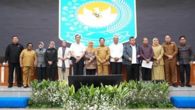 Bupati Adi Arnawa saat menghadiri Rakor Monitoring Pelaksanaan Kegiatan Perluasan Piloting Digitalisasi Bansos, bertempat di Gedung Sasana Bhakti Praja Kementerian Dalam Negeri, Jakarta Pusat dan dipimpin langsung oleh Menteri Dalam Negeri Tito Karnavian beserta jajaran