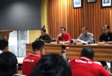 Bupati Klungkung Made Satria memimpin rapat penertiban kabel fiber optik semrawut di Inspektorat