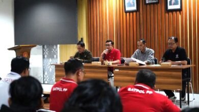 Bupati Klungkung Made Satria memimpin rapat penertiban kabel fiber optik semrawut di Inspektorat