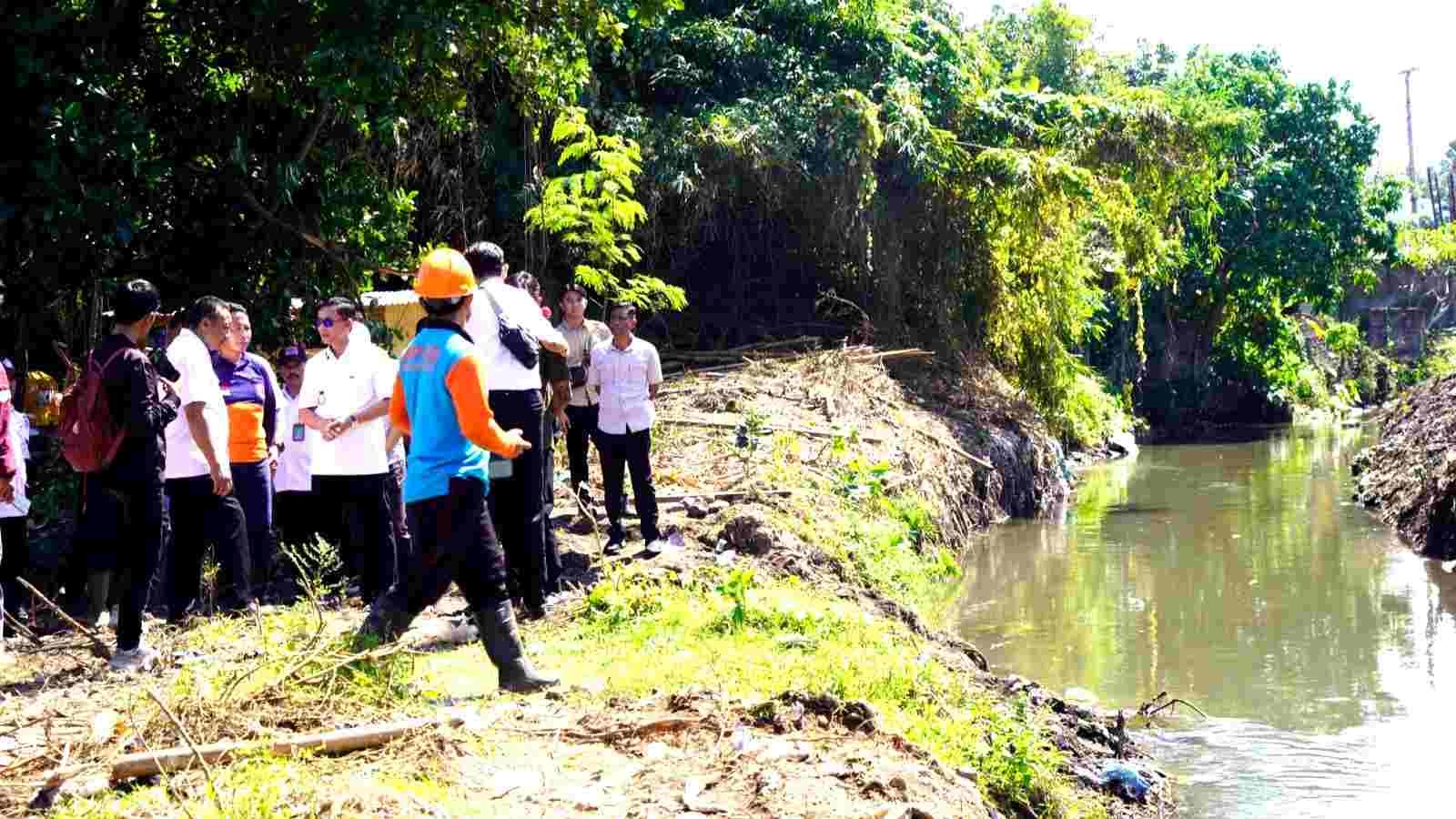 Bupati Klungkung I Made Satria tinjau normalisasi Sungai Candigara