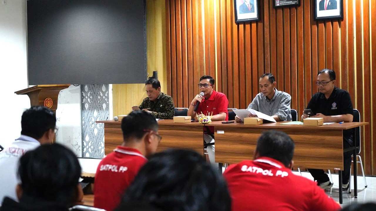 Bupati Klungkung Made Satria memimpin rapat penertiban kabel fiber optik semrawut di Inspektorat