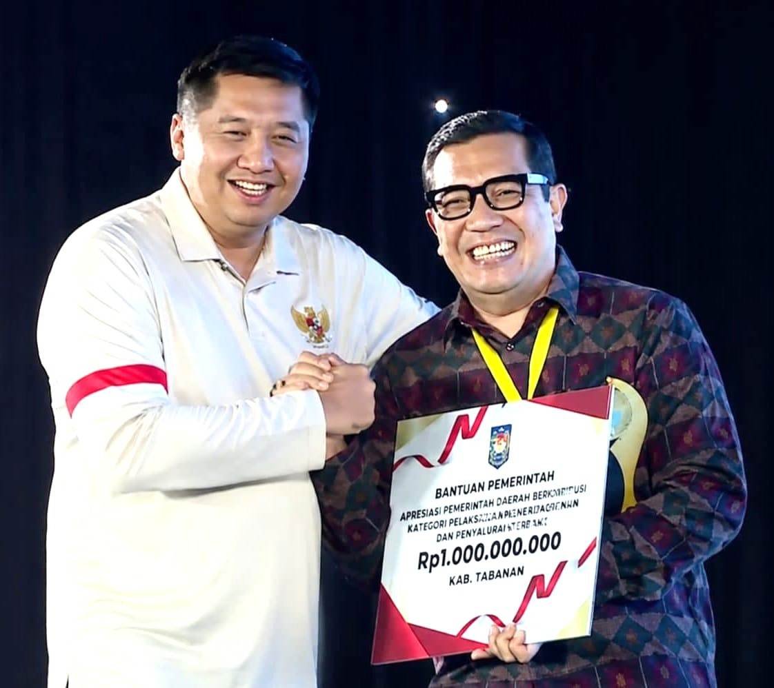 Bupati Tabanan Komang Gede Sanjaya raih penghargaan penanggulangan stunting dan kemiskinan nasional