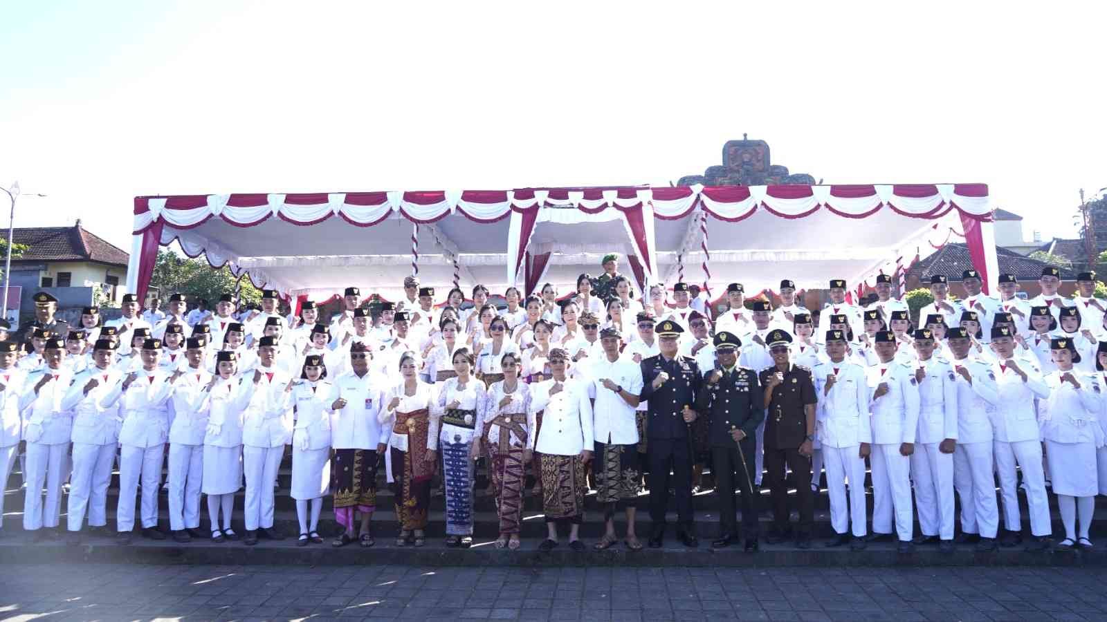 Bupati Klungkung I Made Satria memimpin Upacara Peringatan Hari Lahir Pancasila 2026 di Alun-alun Ida Dewa Agung Jambe
