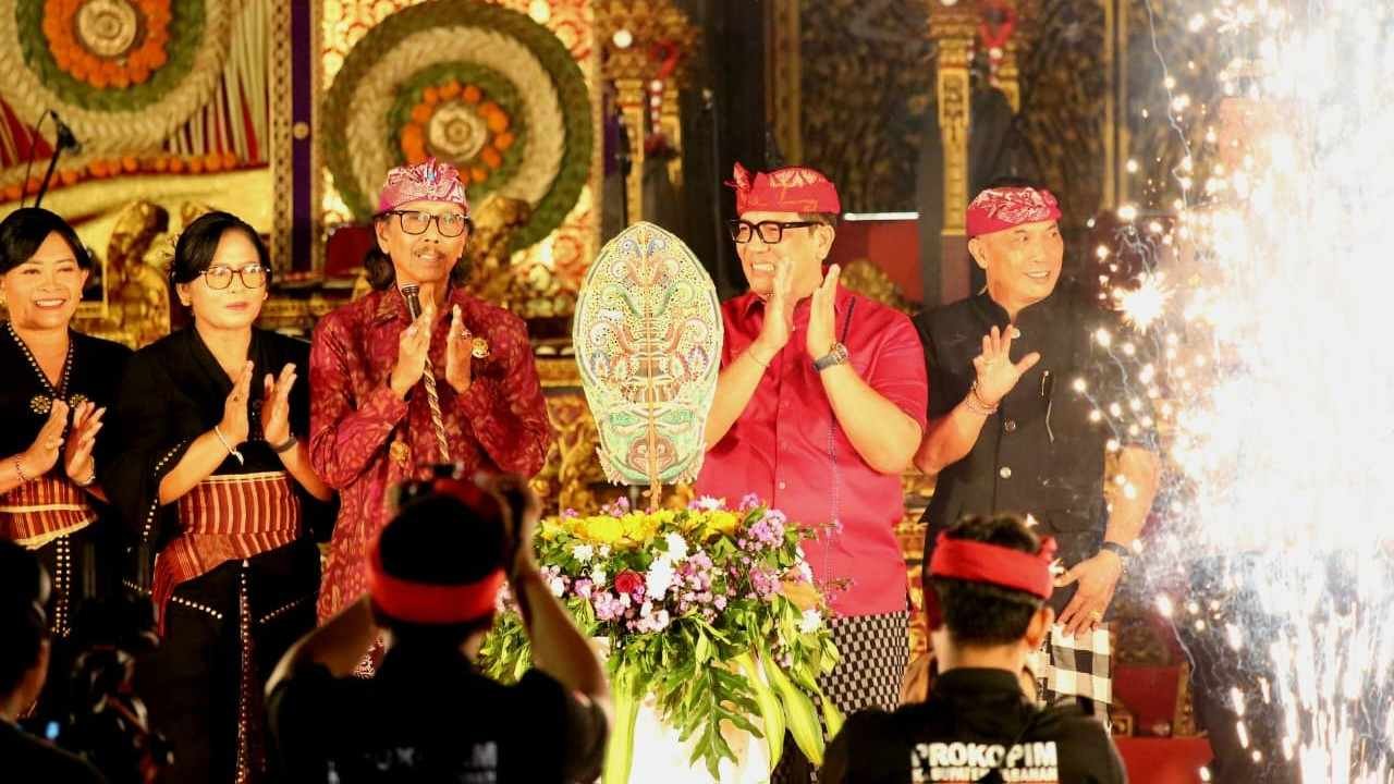 Bupati Tabanan I Komang Gede Sanjaya resmi membuka Pesta Kesenian Bali PKB Tabanan 2026 yang diikuti ribuan seniman di Panggung Garuda Wisnu Singasana
