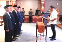 Wakil Walikota Denpasar Kadek Agus Arya Wibawa melantik jajaran pengurus BAZNAS Kota Denpasar di Gedung Sewaka Dharma