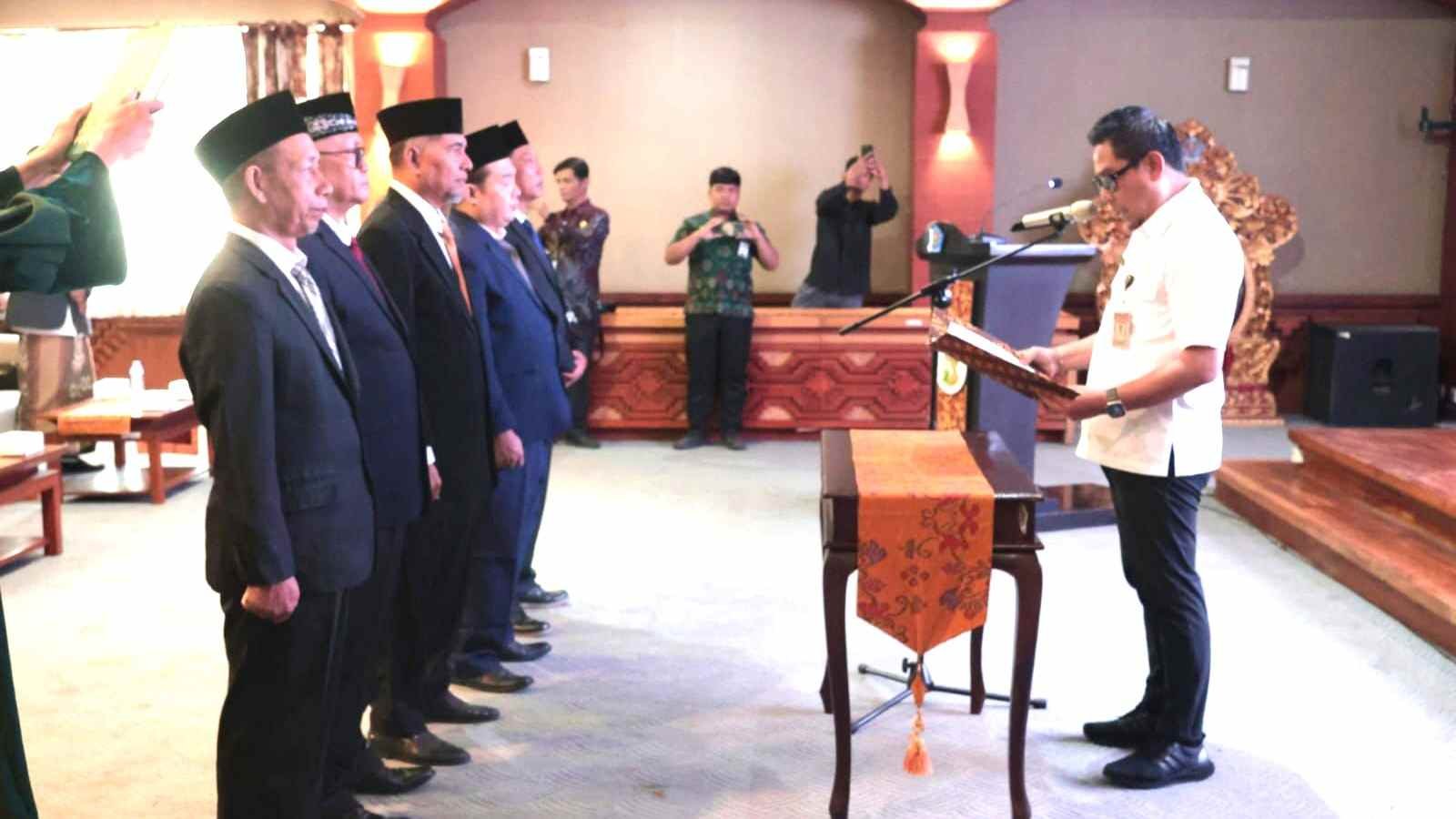 Wakil Walikota Denpasar Kadek Agus Arya Wibawa melantik jajaran pengurus BAZNAS Kota Denpasar di Gedung Sewaka Dharma