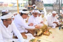 Walikota Denpasar I Gusti Ngurah Jaya Negara dan Wakil Walikota I Kadek Agus Arya Wibawa hadiri Bhakti Pujawali di Pura Sakenan