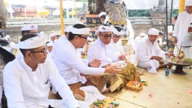 Walikota Denpasar I Gusti Ngurah Jaya Negara dan Wakil Walikota I Kadek Agus Arya Wibawa hadiri Bhakti Pujawali di Pura Sakenan