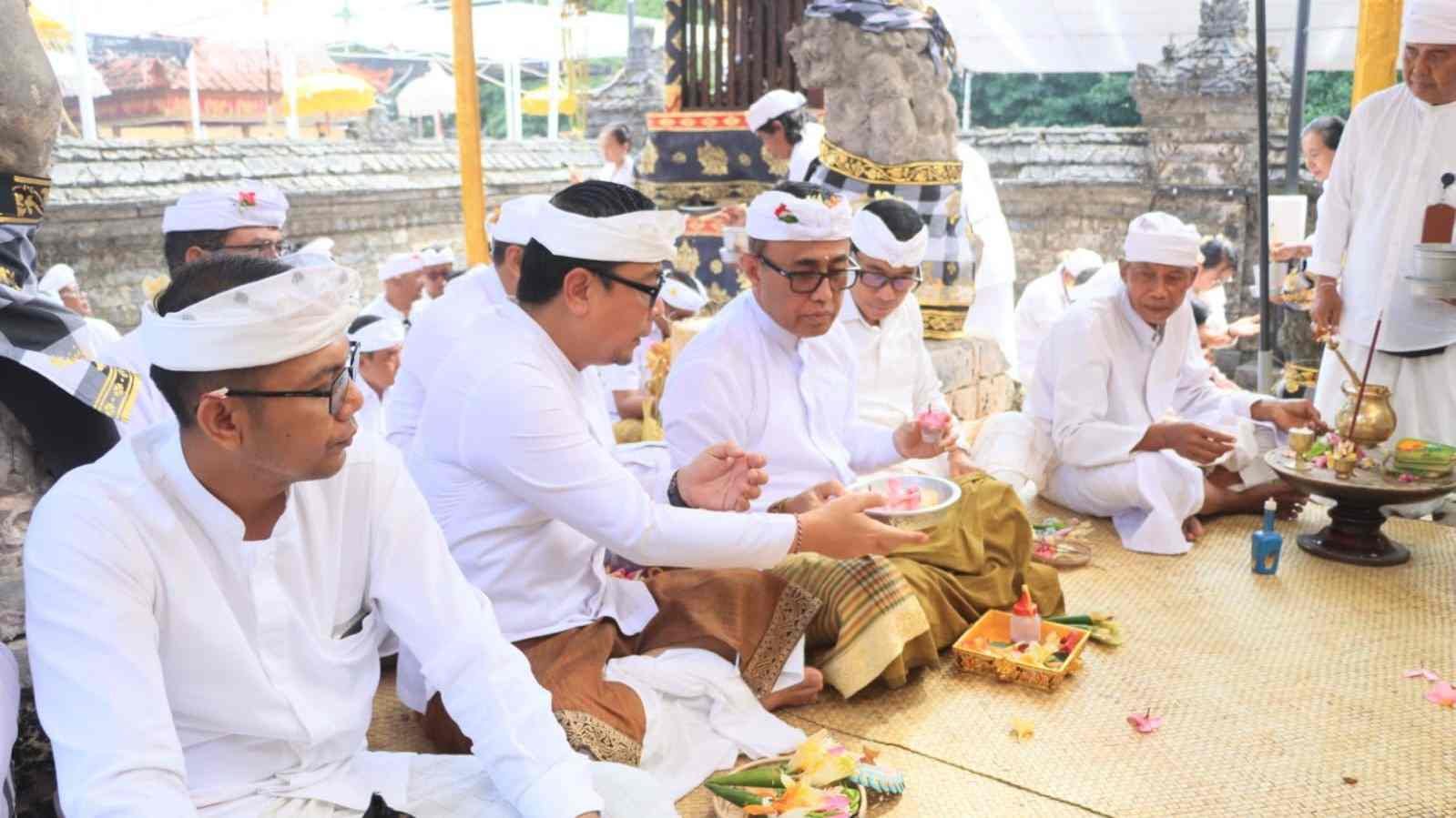 Walikota Denpasar I Gusti Ngurah Jaya Negara dan Wakil Walikota I Kadek Agus Arya Wibawa hadiri Bhakti Pujawali di Pura Sakenan