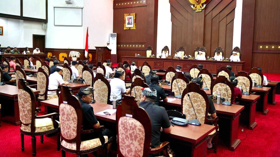 upati Gianyar I Made Mahayastra saat menyampaikan Raperda Pertanggungjawaban APBD Tahun Anggaran 2025 dalam Rapat Paripurna DPRD Gianyar
