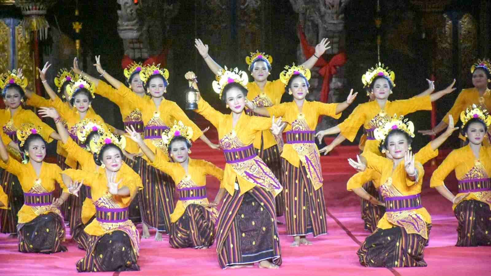 GKW Swara Ratna Kencana saat membawakan Tabuh Kreasi Kebyar-Kebyar Rong di Panggung Terbuka Ardha Candra