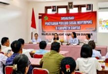 Kepala DP3AP2KB Gianyar Ni Ketut Widiastuti membuka sosialisasi pencegahan kekerasan anak di Gianyar Bali
