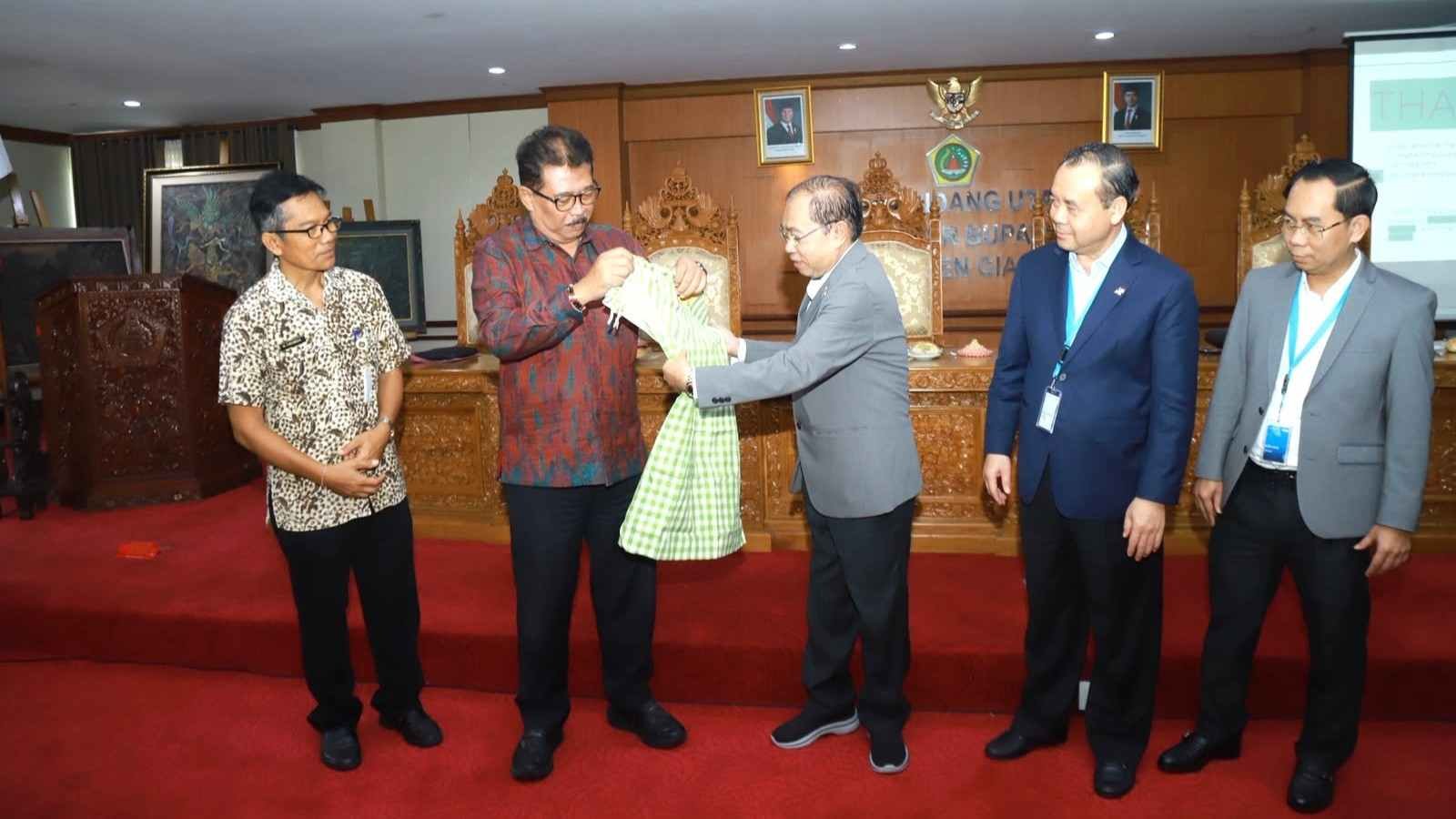 Wakil Bupati Gianyar Anak Agung Gde Mayun menerima kunjungan delegasi Pemerintah Kamboja terkait studi pengelolaan sampah