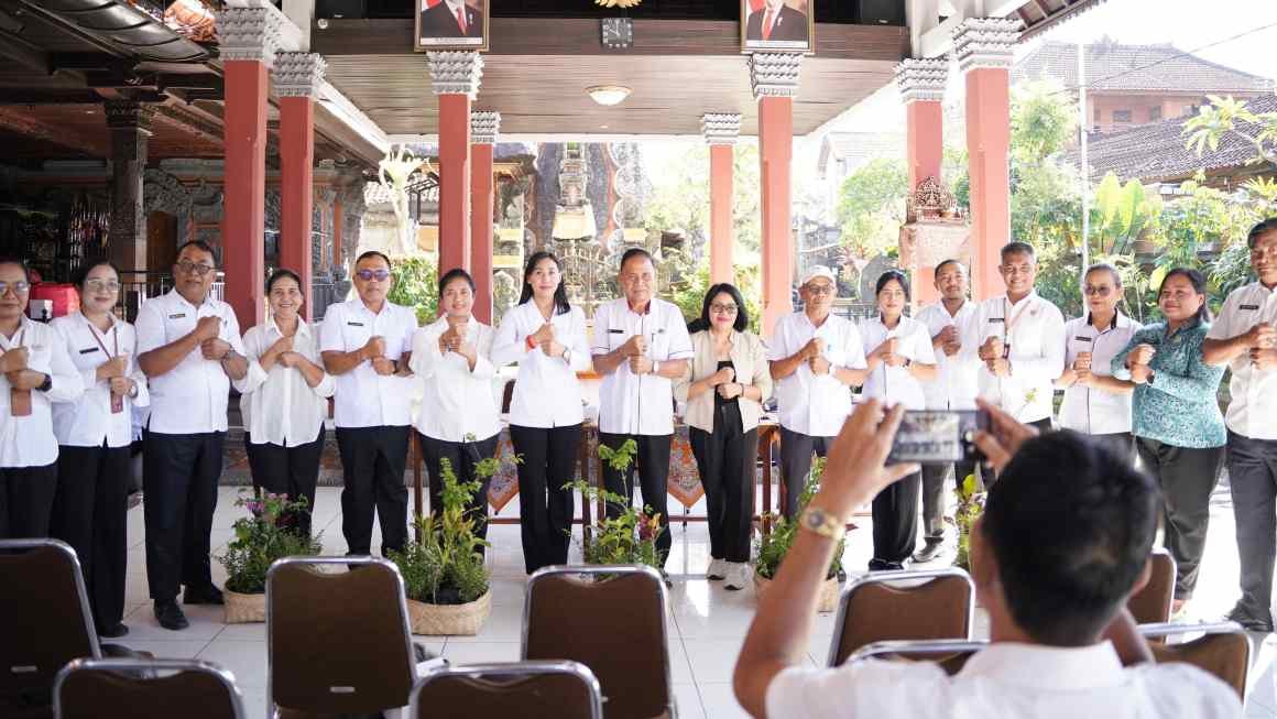 Ketua TP Posyandu Gianyar serahkan 8.700 bibit tanaman untuk desa peserta lomba telajakan