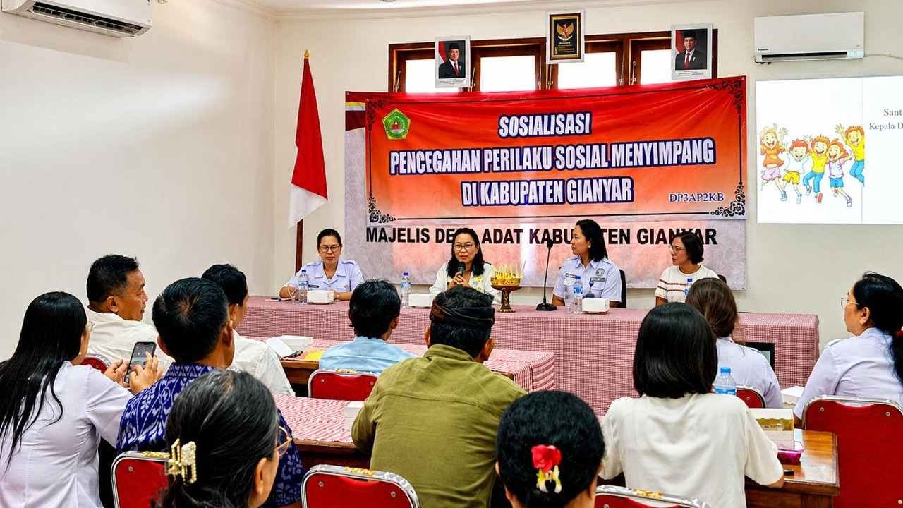 Kepala DP3AP2KB Gianyar Ni Ketut Widiastuti membuka sosialisasi pencegahan kekerasan anak di Gianyar Bali
