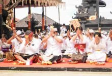 Wagub Bali Giri Prasta dan Wabup Tabanan Made Dirga hadiri upacara Ngenteg Linggih di Desa Adat Batunya