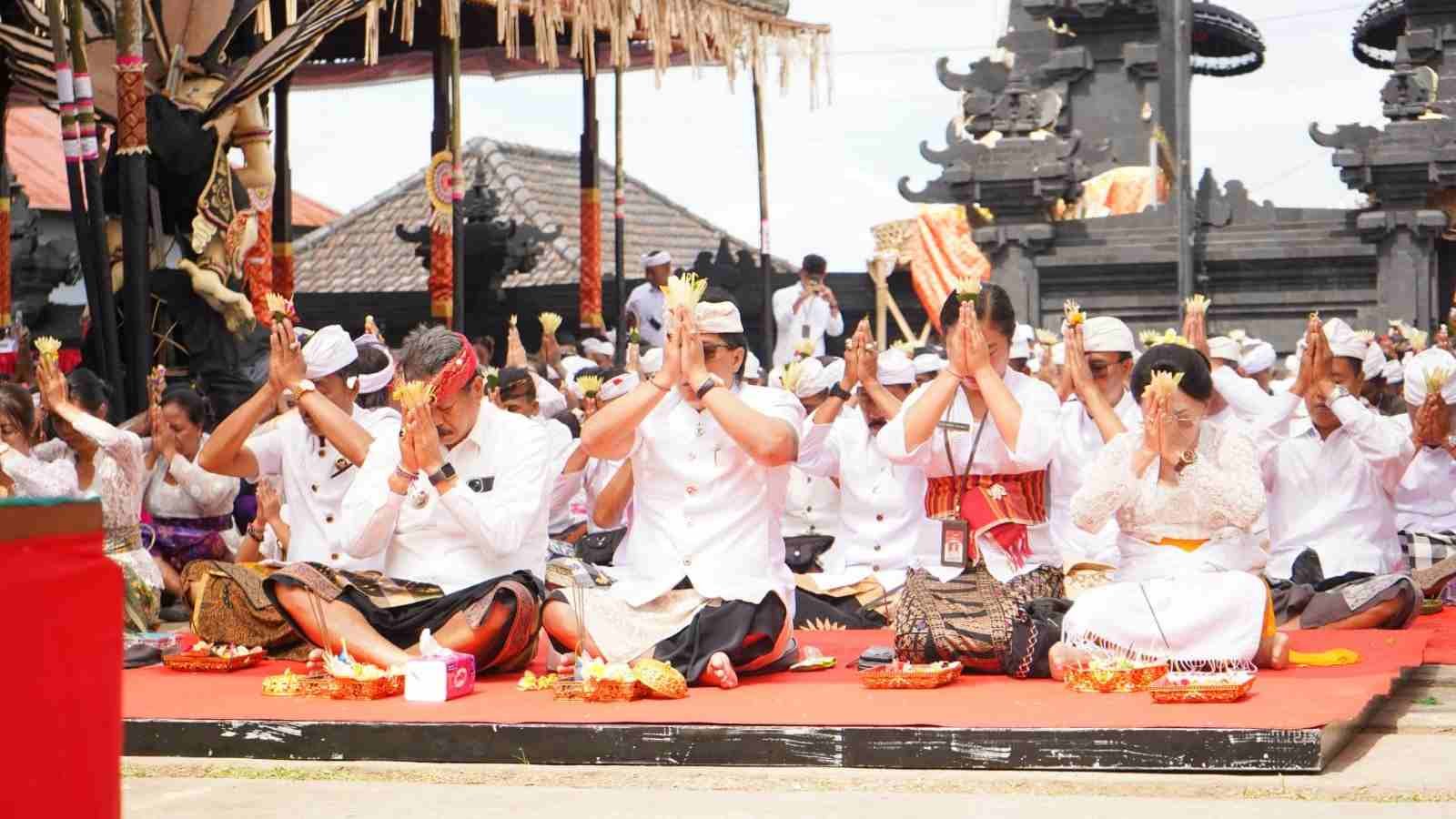 Wagub Bali Giri Prasta dan Wabup Tabanan Made Dirga hadiri upacara Ngenteg Linggih di Desa Adat Batunya