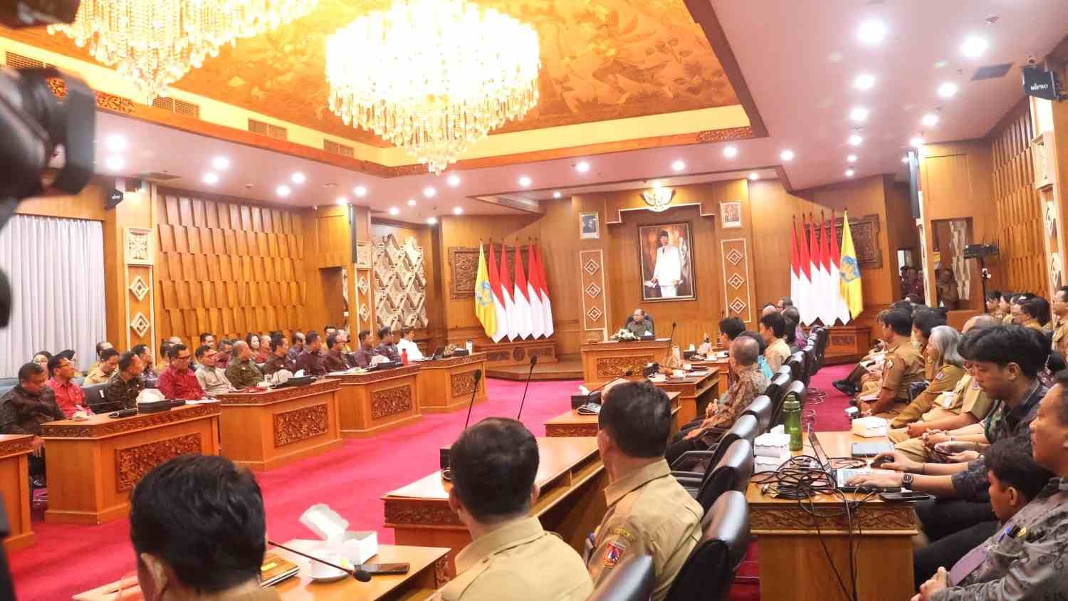 Kumpulkan bupati dan walikota se-Bali, Gubernur Koster bidik pertumbuhan ekonomi meroket 6,10 persen dengan prinsip satu pola dan satu tata kelola