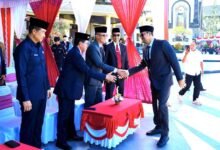 Wakil Bupati Badung Bagus Alit Sucipta memimpin Apel Hari Lahir Pancasila 2026 di Puspem Badung