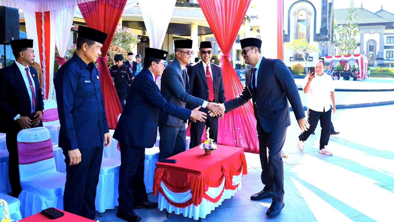 Wakil Bupati Badung Bagus Alit Sucipta memimpin Apel Hari Lahir Pancasila 2026 di Puspem Badung