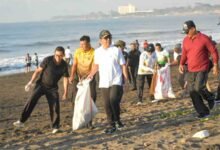Walikota Denpasar Jaya Negara pimpin aksi kebersihan dan penanaman pohon di Pantai Padanggalak