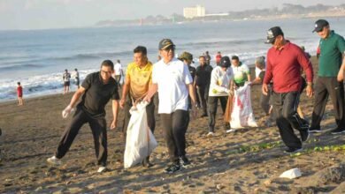 Walikota Denpasar Jaya Negara pimpin aksi kebersihan dan penanaman pohon di Pantai Padanggalak