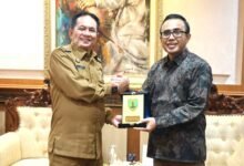 Wali Kota Denpasar Jaya Negara (sebelah kanan) menerima kunjungan kerja Bupati Barito Timur Muhammad Yamin di Denpasar Bali