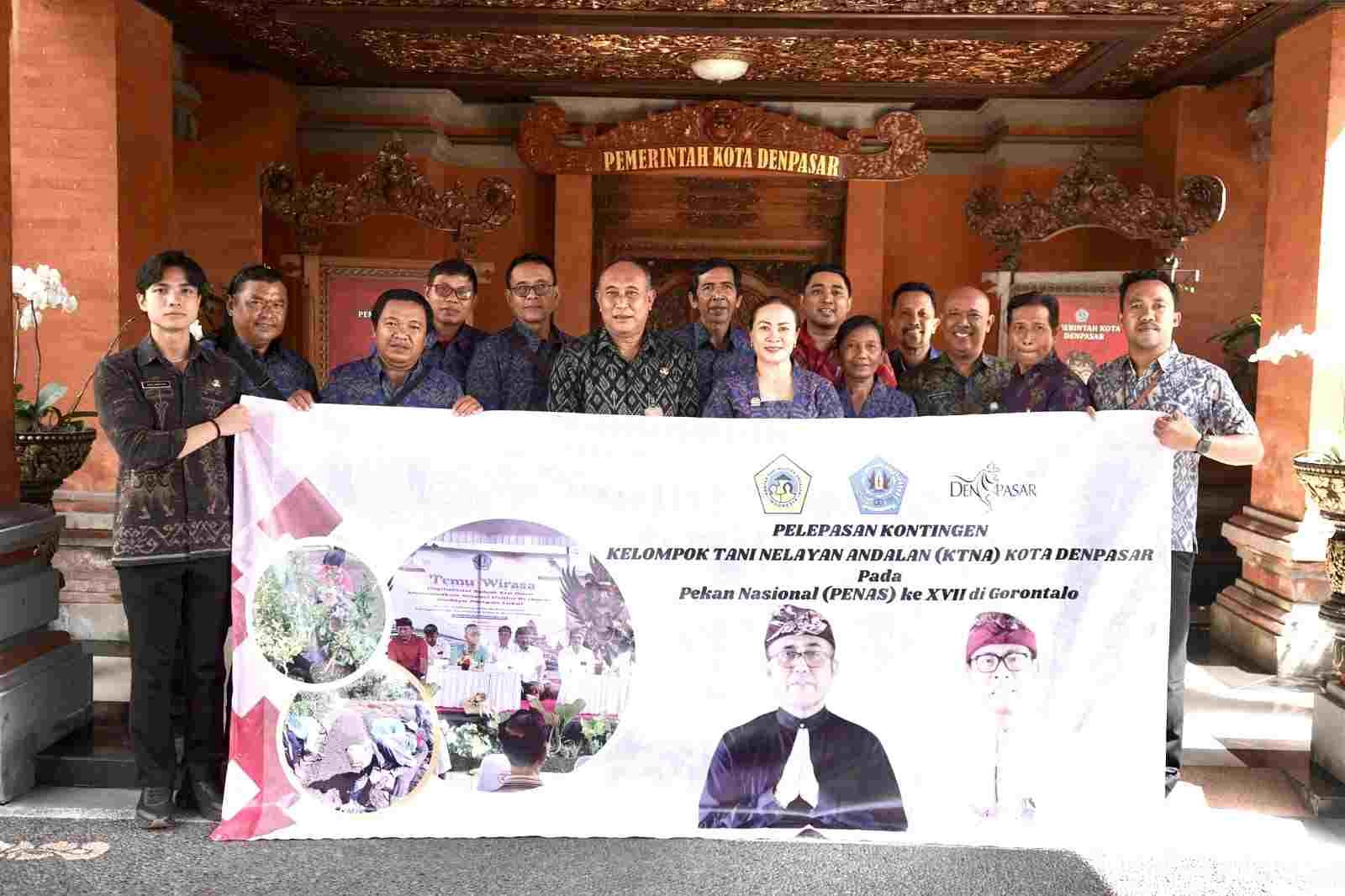 Walikota Denpasar Jaya Negara melepas kontingen KTNA Denpasar menuju Penas XVII Gorontalo