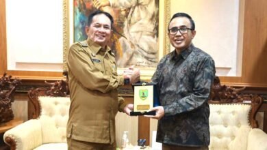 Wali Kota Denpasar Jaya Negara (sebelah kanan) menerima kunjungan kerja Bupati Barito Timur Muhammad Yamin di Denpasar Bali