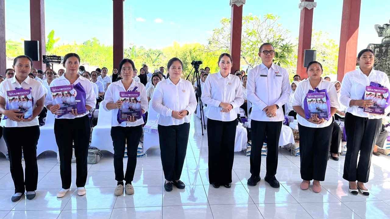 Dinas PMD Dukcapil Bali menggelar aksi Membina dan Berbagi untuk kader Posyandu di Jembrana