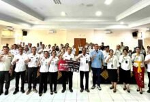 Sekda Jembrana Made Budiasa serahkan KKPD secara simbolis untuk percepatan belanja nontunai