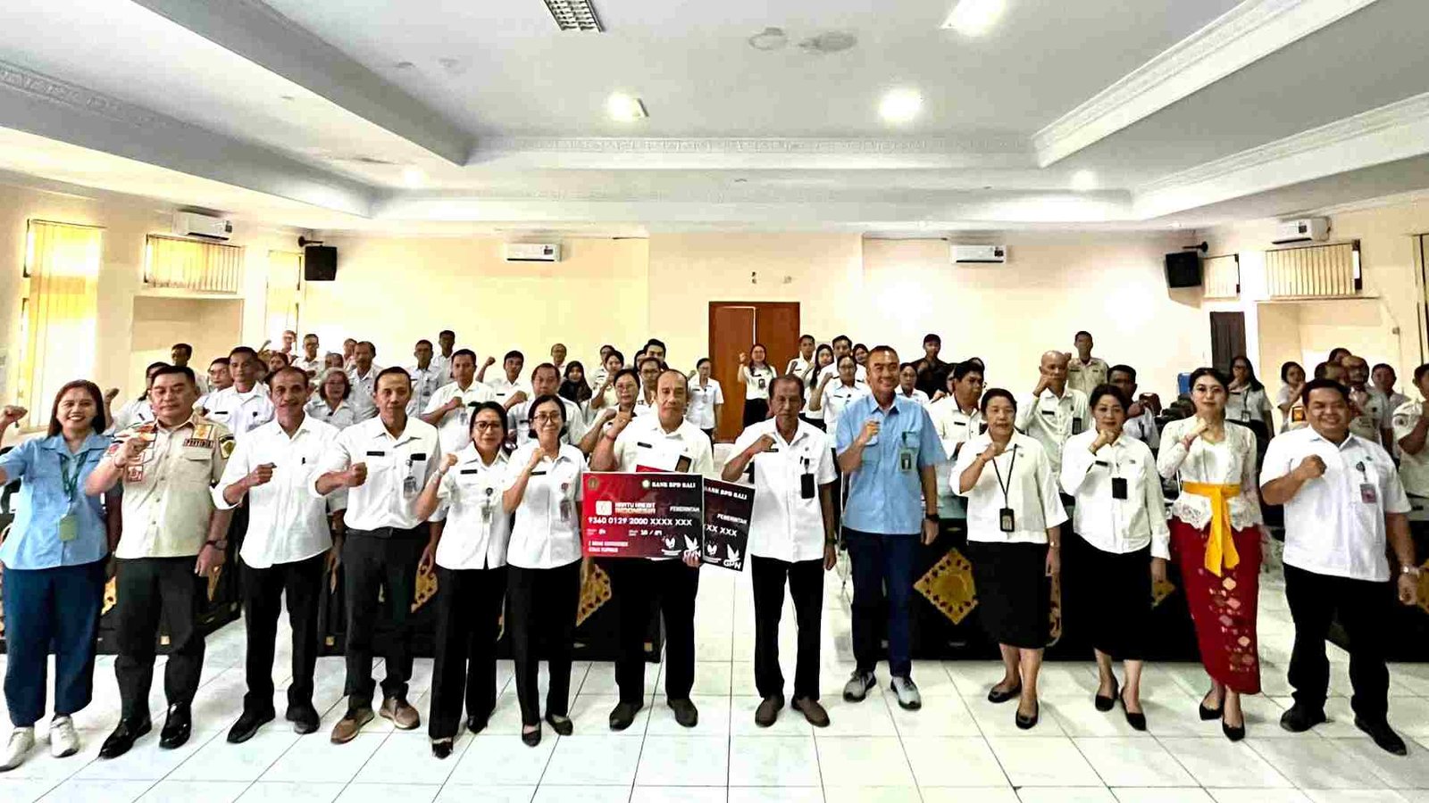 Sekda Jembrana Made Budiasa serahkan KKPD secara simbolis untuk percepatan belanja nontunai