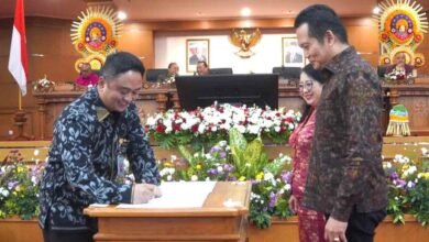 Bupati Jembrana Kembang Hartawan menerima LHP BPK RI dengan raihan Opini WTP 12 kali berturut-turut