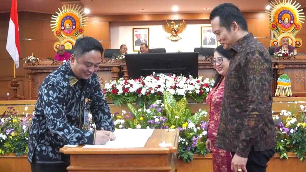 Bupati Jembrana Kembang Hartawan menerima LHP BPK RI dengan raihan Opini WTP 12 kali berturut-turut