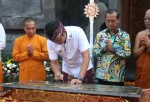 Bupati Jembrana Kembang Hartawan meresmikan prasasti HUT ke-50 Vihara Empu Astapaka