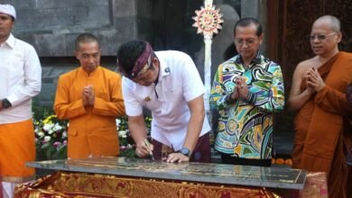 Bupati Jembrana Kembang Hartawan meresmikan prasasti HUT ke-50 Vihara Empu Astapaka