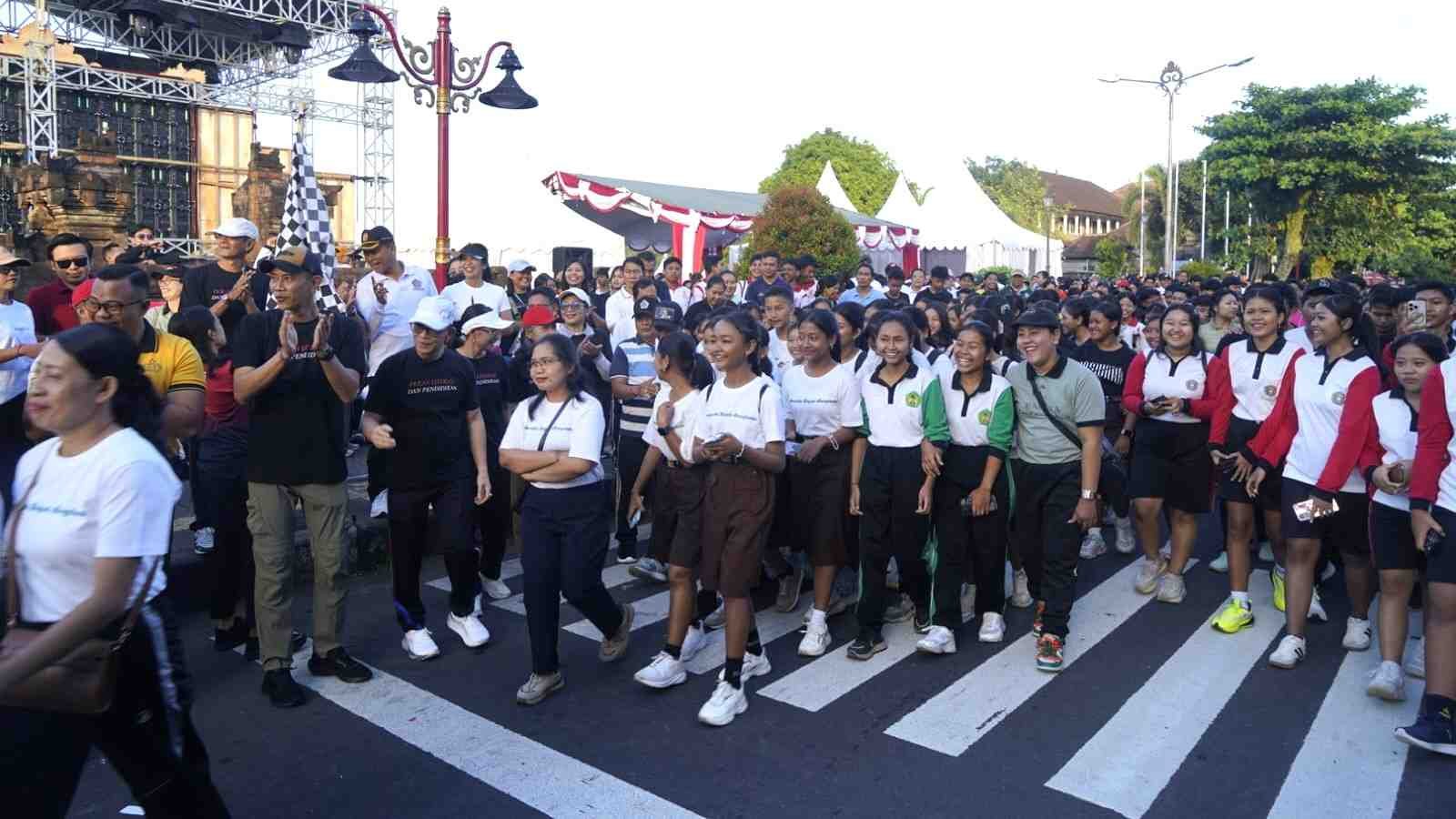 Bupati Klungkung Made Satria lepas jalan sehat Pekan Literasi dan Pendidikan 2026