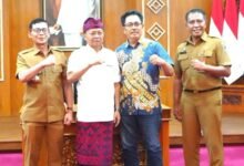 Gubernur Bali Wayan Koster memimpin rapat koordinasi penambahan trip kapal logistik menuju Nusa Penida