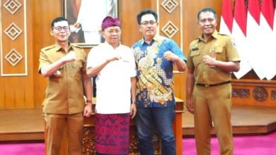 Gubernur Bali Wayan Koster memimpin rapat koordinasi penambahan trip kapal logistik menuju Nusa Penida