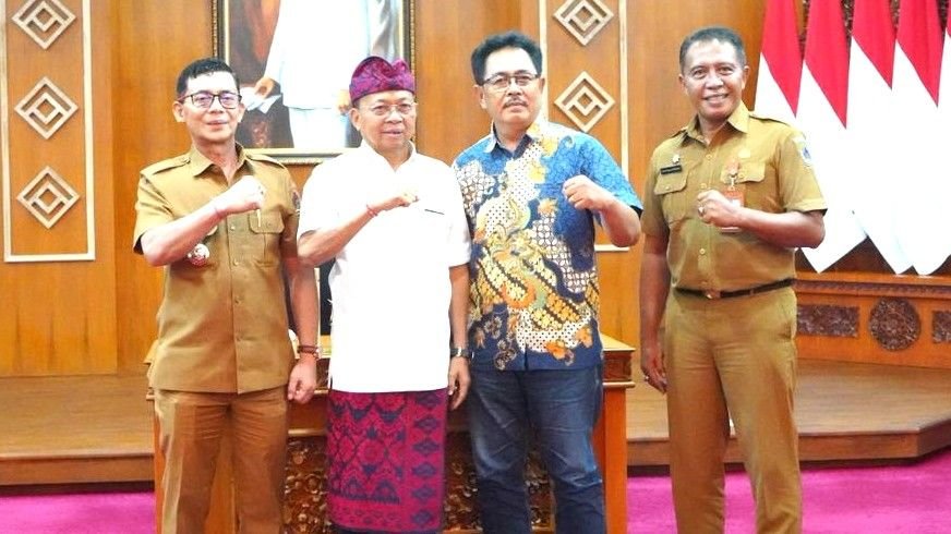 Gubernur Bali Wayan Koster memimpin rapat koordinasi penambahan trip kapal logistik menuju Nusa Penida