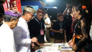 Bupati Klungkung Made Satria membuka Pekan Literasi dan Pendidikan 2026 di Alun-Alun Ida Dewa Agung Jambe