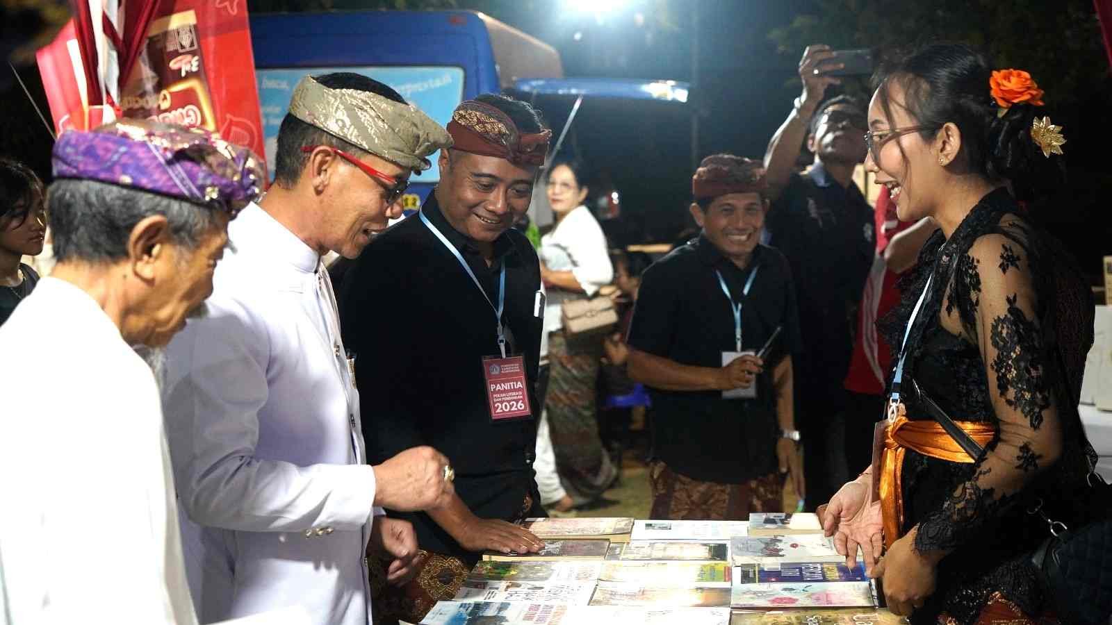 Bupati Klungkung Made Satria membuka Pekan Literasi dan Pendidikan 2026 di Alun-Alun Ida Dewa Agung Jambe