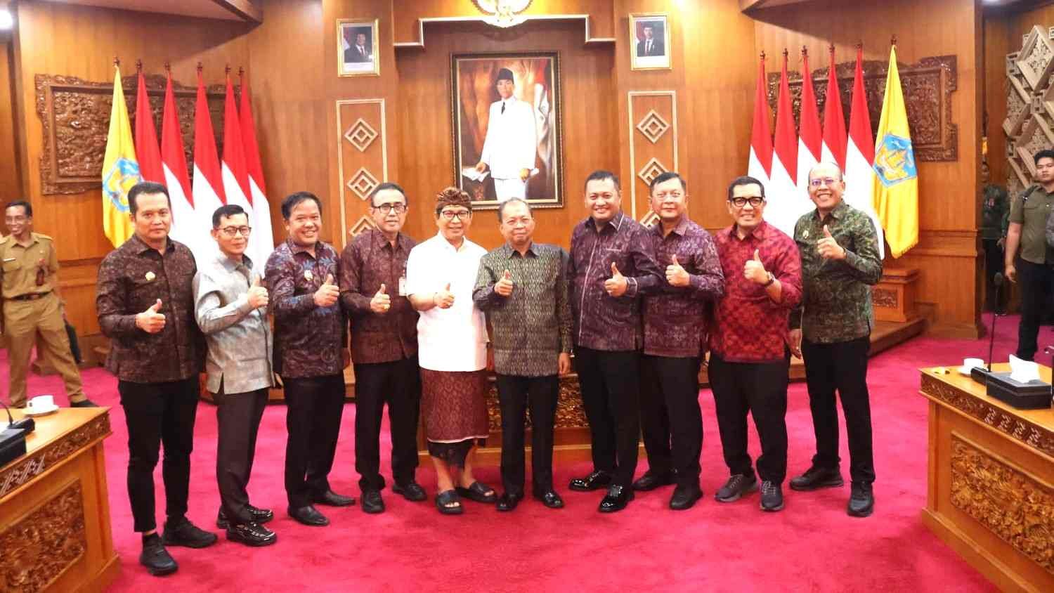 Gubernur Bali Wayan Koster mengumpulkan seluruh bupati dan walikota se-Bali di Kertha Sabha Denpasar