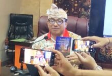 Direktur Utama BPR Kanti Made Arya Amitaba menjelaskan buku Lawar Leadership dan transformasi perusahaan menuju Community Bank di Gianyar Bali