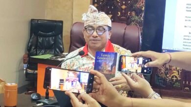 Direktur Utama BPR Kanti Made Arya Amitaba menjelaskan buku Lawar Leadership dan transformasi perusahaan menuju Community Bank di Gianyar Bali