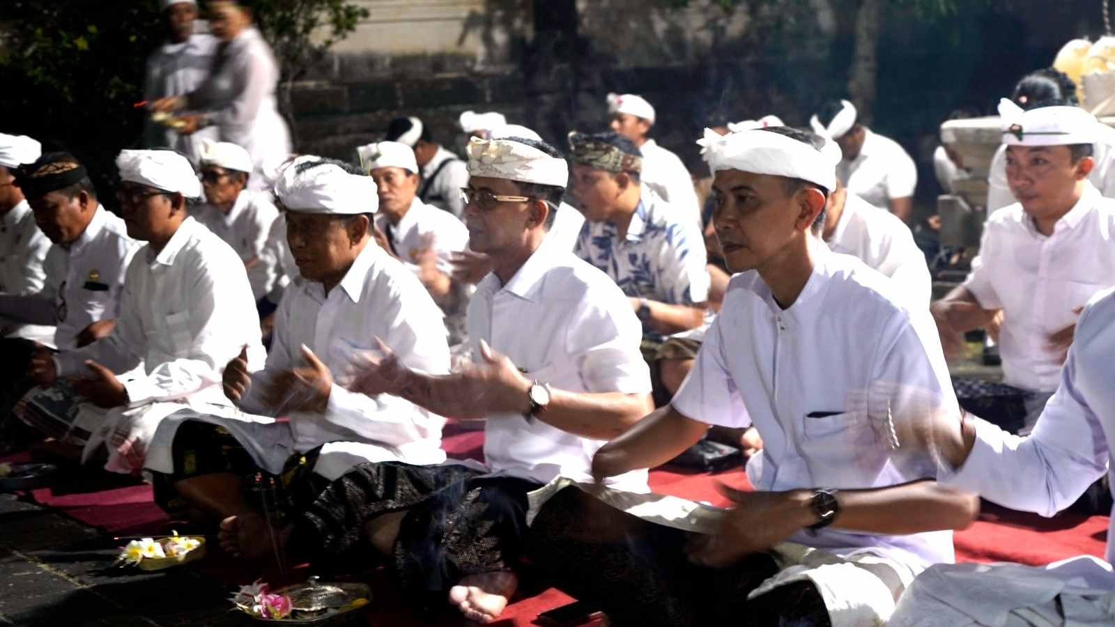 Bupati Klungkung I Made Satria menghadiri Upacara Mejaya-jaya pengurus PHDI di Pura Jagatnatha Klungkung