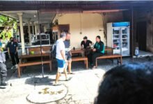 Satpol PP Denpasar bersama Dinas Kesehatan mengevakuasi warga yang diduga mengalami gangguan jiwa di Pemecutan