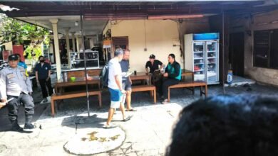 Satpol PP Denpasar bersama Dinas Kesehatan mengevakuasi warga yang diduga mengalami gangguan jiwa di Pemecutan