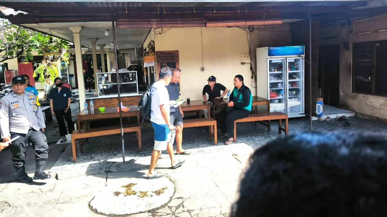 Satpol PP Denpasar bersama Dinas Kesehatan mengevakuasi warga yang diduga mengalami gangguan jiwa di Pemecutan