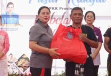 Penyaluran bantuan sembako oleh TP PKK se-Bali kepada warga membutuhkan di Kabupaten Buleleng